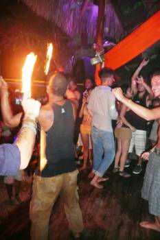 Montañita - Jongleren met vuur in de discotheek