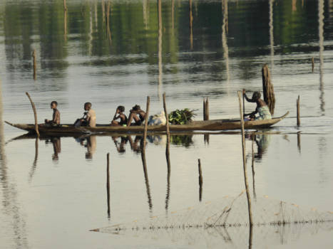 Brokopondo stuwmeer - Een marron familie op het Brokopondo meer.