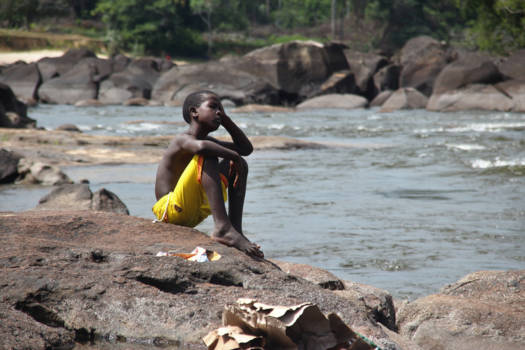 Suriname - Appiapaati - vissersjongen wacht op zijn vrienden