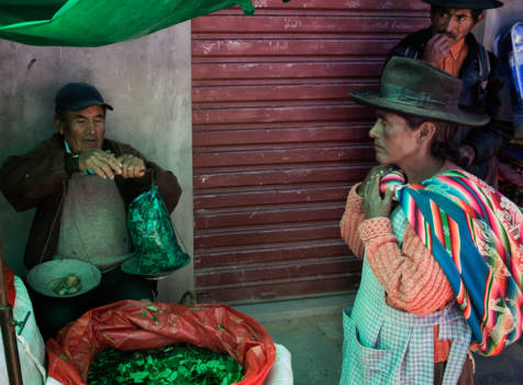 Bolivia - Cocabladeren kopen op de markt in Tarabuco