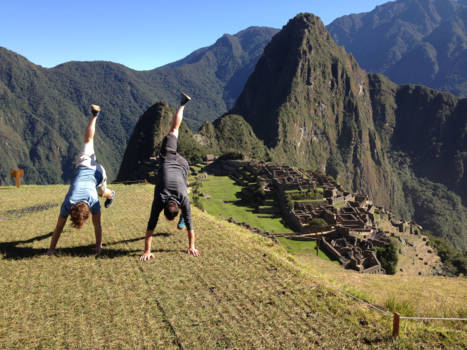 Machu Picchu - Synchroon handstand @machu picchu