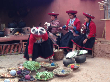 Peru - Meisjes kleuren wol in