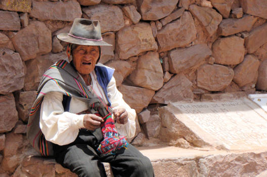 Titicacameer - Mannen breien chullos op Taquile eiland