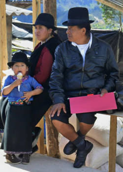 Ecuador - Inheemse gezin op een markt in Saraguro, Ecuador