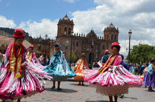 Cusco - Kleurrijke danseressen  in Cusco!