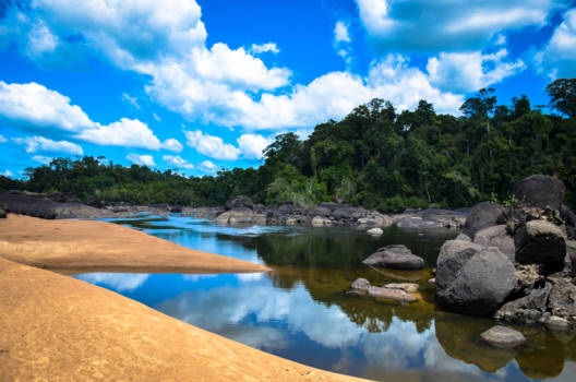 Suriname - Kleurenspektakel nabij Fungu-eiland, Suriname