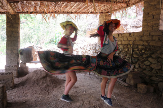 Cusco - dansen in traditionele kleding