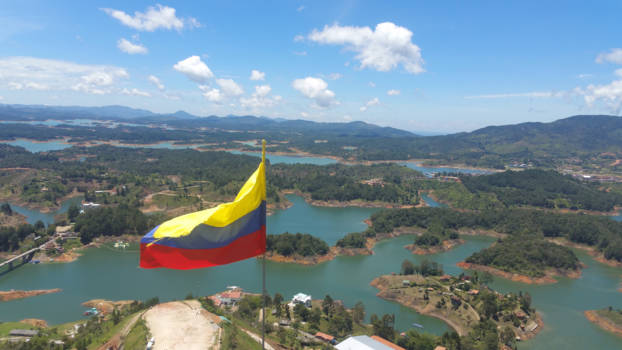 El Peñon de Guatapé - Uitzicht over de eilandjes in Guatape, Colombia