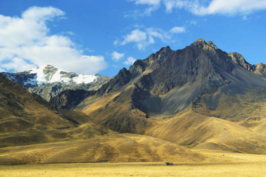 Cusco - Klein huisje tussen de enorme vlakte en bergen