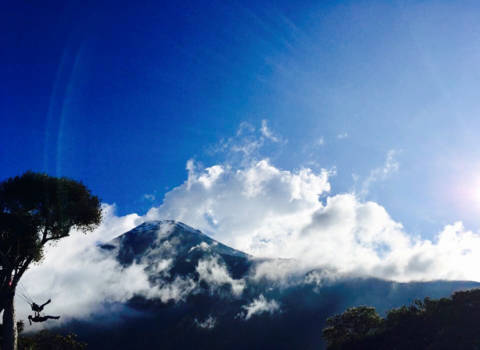 Ecuador - schommelen naast een actieve vulkaan 