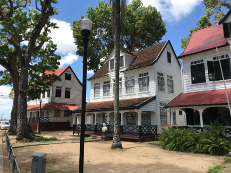 Suriname - Houten huisjes