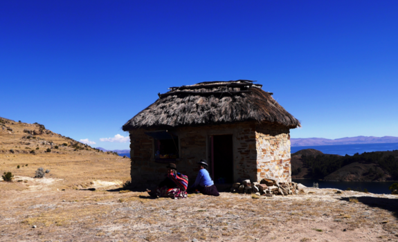 Isla del Sol - Lokale dames bij hun winkel- Isla del Sol- Lake Titicaca- Bolivia