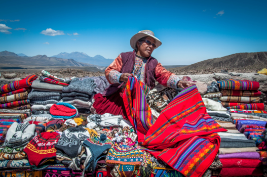 Peru - Kleurrijke koopwaar op grote hoogte in de Andes