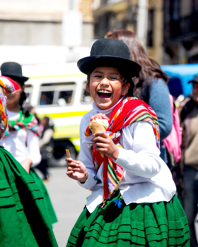 Bolivia - Boliviaans meisje met een ijsje