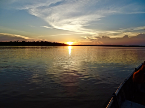 Peru - zonsondergang boven de Amazone