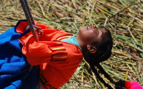 Titicacameer - Girl on swing | Uros tribe @lake Titicaca, Peru |