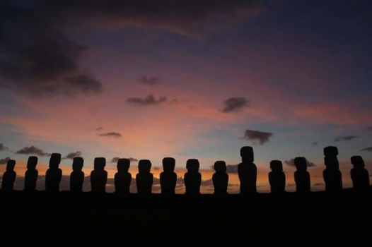 Paaseiland - Sunrise under the watching eyes of the Moai