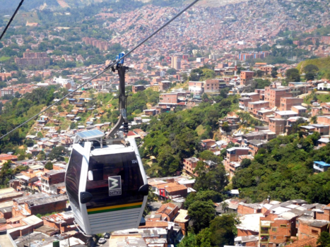 Medellín - Met de kabelbaan over de sloppenwijken van Medellin Colombia