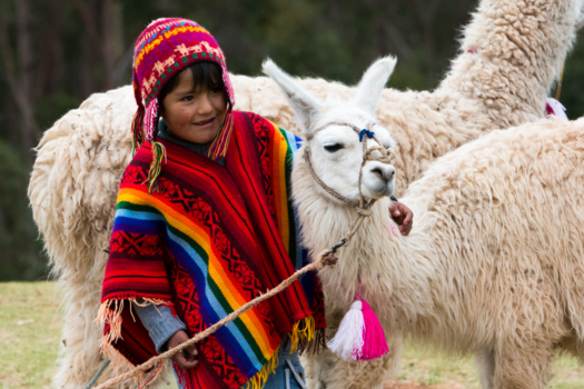 Peru - Jongen in traditionele klederdracht