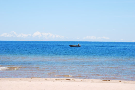 Titicacameer - Het Titicacameer met het Andesgebergte op de achtergrond