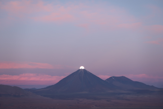 San Pedro de Atacama - Volcano Moonrise: Maan komt op achter vulkaan in de Atacama-woestijn in Chili