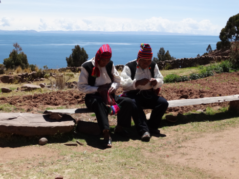 Titicacameer - Breiende mannen op het eiland Taquille in het Titicacameer, Peru