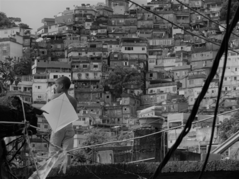 Rio de Janeiro - Rijk met een vlieger in de favela van Rio de Janeiro