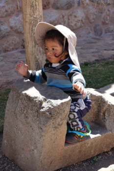 Peru - Genomen in schattig klein bergdorpje. Kindje speelt treintje hij is de machinist.