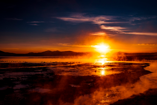 Bolivia - Zonsopgang bij thermisch meer met flamingo's in Bolivia