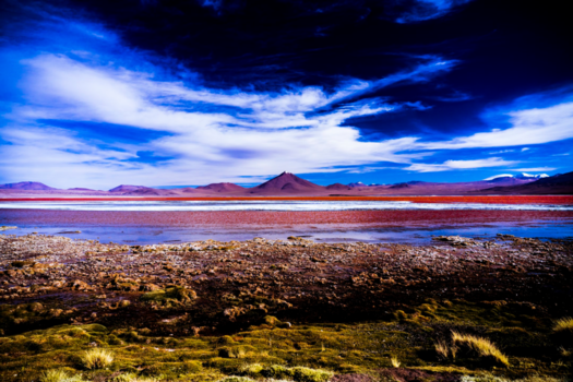 Peru - Vulkaan bij rood mineraalrijk meer