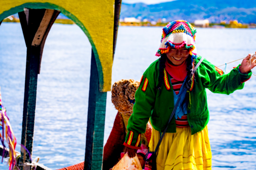 Peru - Inheems meisje bereidt zich voor op het dumpen van emmer water over broers hoofd