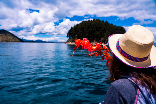 Bolivia - Meisje met bloemenhoed op het Titicacameer