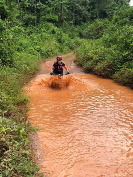 Suriname - Fietsend op weg naar Blanche Marie na een regenbui