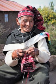 Titicacameer - breiende man op het eiland Taquile