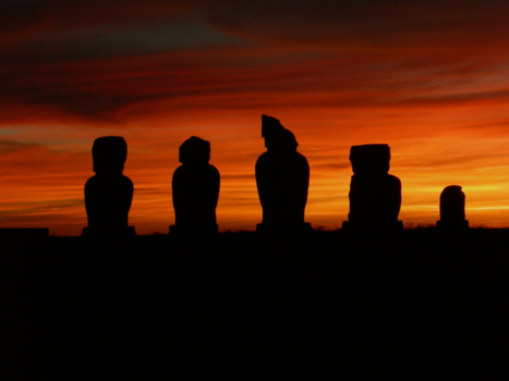 Paaseiland - Zonsondergang op het Paaseiland bij de zes beelden van Ahu Tahai
