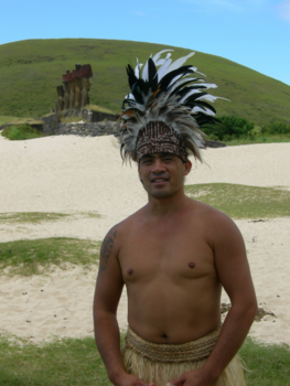 Paaseiland - Volksdanser bij de beeldenpartij Nau Nau op Paaseiland