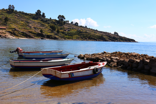 Titicacameer - Bootjes bij Taquile