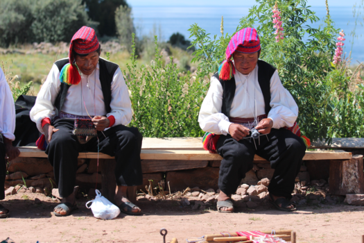 Titicacameer - breiende mannen op Taquile