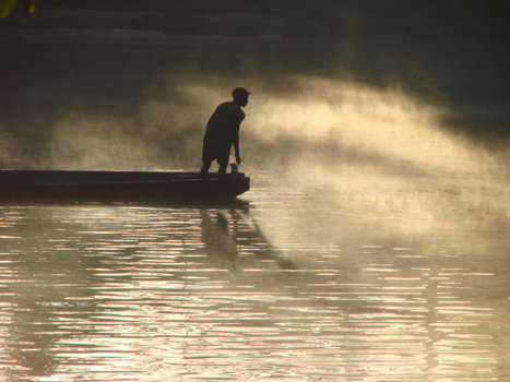 Suriname - Eenzame visser op de Surinameriver bij de Danpaati River Lodge