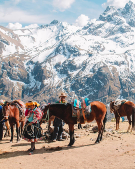 Peru - Locals bij de rainbow mountain in Peru