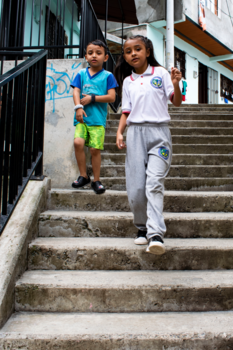 Colombia - Kinderen van het kleurrijke Comuna 13 in Colombia