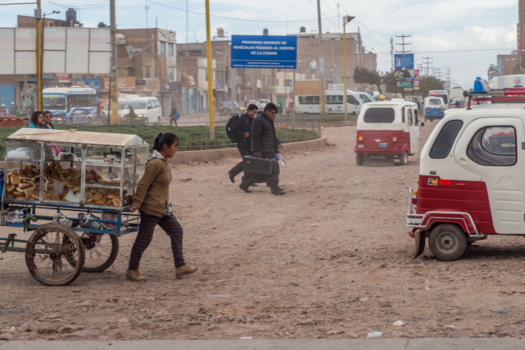 Rondreis Peru en Bolivia - voorstad La Paz in Bolivia. links en rechts verkeer en let op de kleine taxi-busjes.