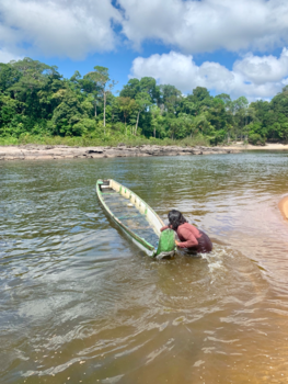 Rondreis Palumeu en Awarradam - Gereed maken van de korjaal