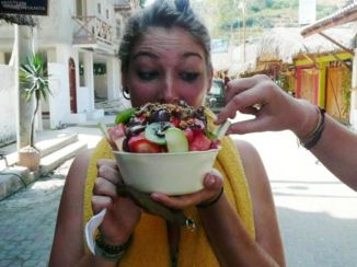 Montañita - Fruitsalade als ontbijt