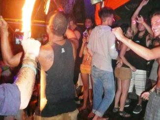 Montañita - Jongleren met vuur in de discotheek