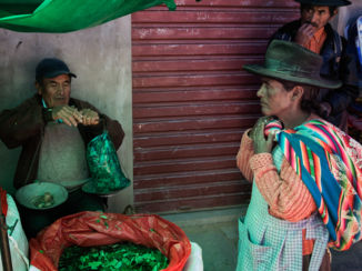 Bolivia - Cocabladeren kopen op de markt in Tarabuco