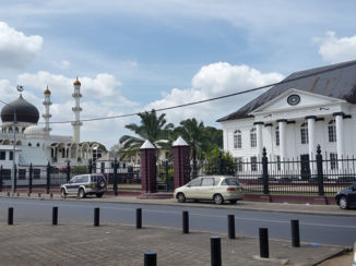 Suriname - Moskee en Synagoge naast elkaar.