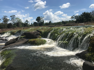 Suriname - Waterval bij splitsing grote en kleine rivier