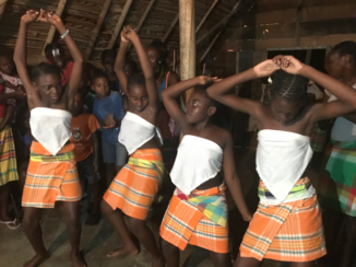 Suriname - Dansen in het dorp