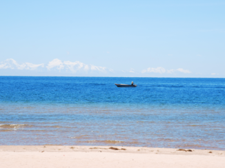 Titicacameer - Het Titicacameer met het Andesgebergte op de achtergrond